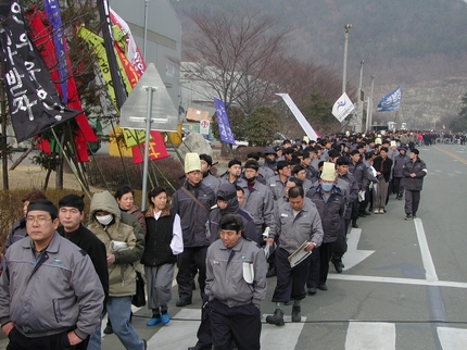 조합원들이 추모대회장으로 줄을 지어 가고 있는 모습. 